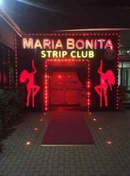 Вход в стрип бар MARIA BONITA - город Тирана