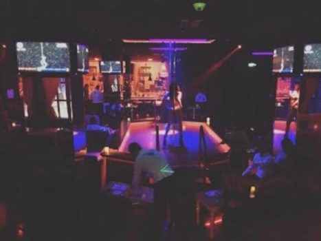 Сцена стриптиз клуба Мария Бонита в Тиране