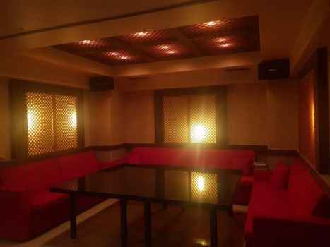 Как выглядит внутри караоке-бар Benz