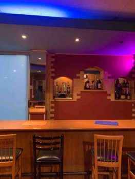 Барная стойка в баре Titan - фото изнутри