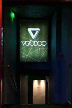 Вывеска стриптиз клуба VOODOO