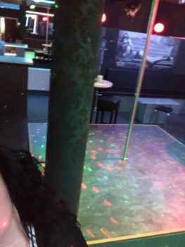 Сцена и пилон в стрип-клубе Ohlalaaa в городе Ландштуль