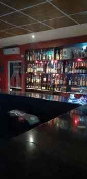 Барная стойка в ночном баре Power Cafe - Кипр